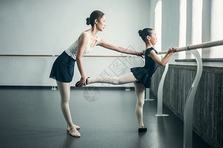 芭蕾课堂的老师和学生图片