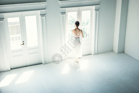 气质芭蕾舞舞者背影图片