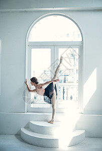 学习古典芭蕾舞的年轻女性图片