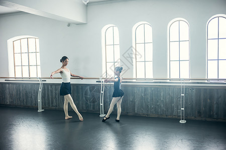 芭蕾课堂的教练和学生图片