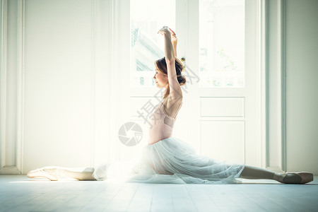 拉伸的芭蕾舞舞者图片
