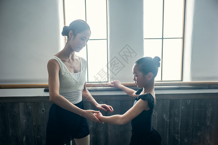 芭蕾舞工作室的老师和学生图片