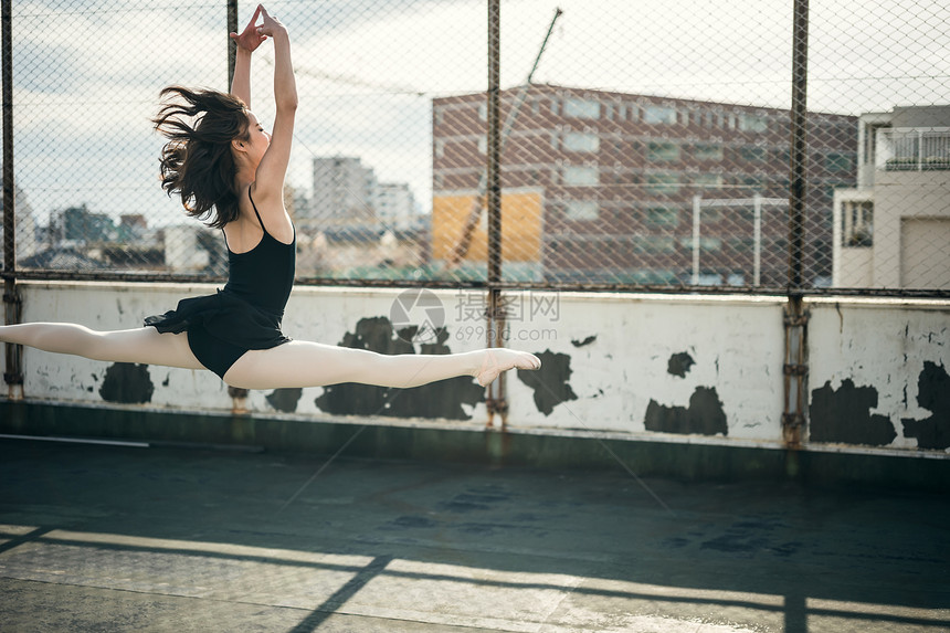 室外跳芭蕾舞的芭蕾舞舞者图片