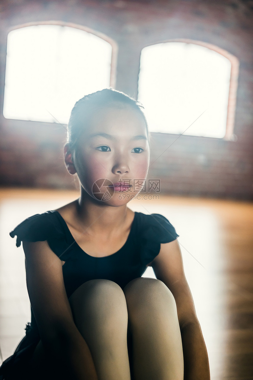 学习古典芭蕾的小女孩图片