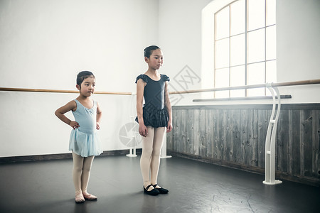 学习芭蕾舞的年轻女孩背景图片