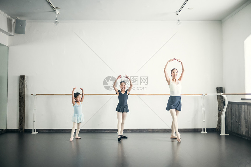 教芭蕾舞的老师和学生图片