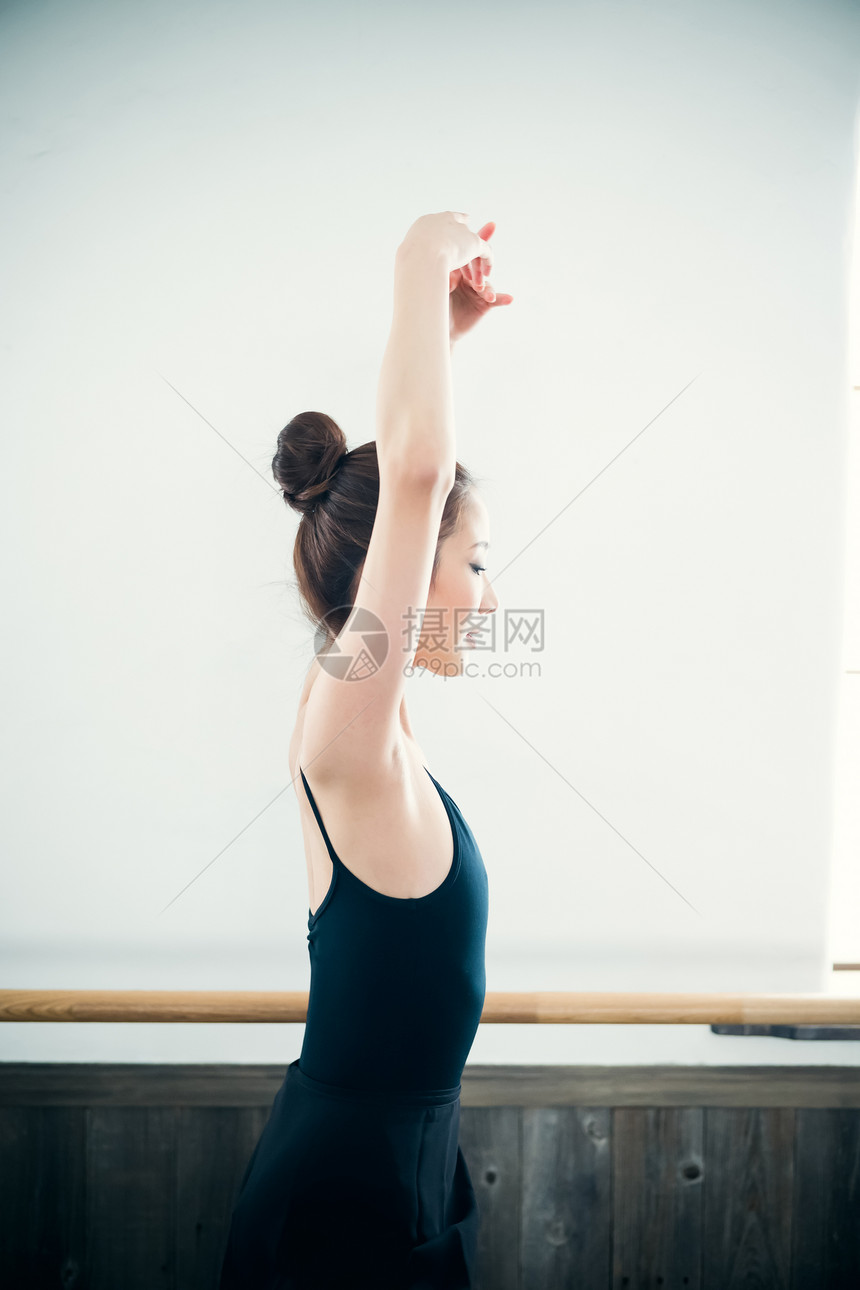 正在跳芭蕾舞的女舞者图片