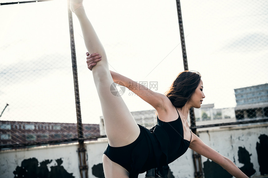 正在跳芭蕾舞的女舞者图片