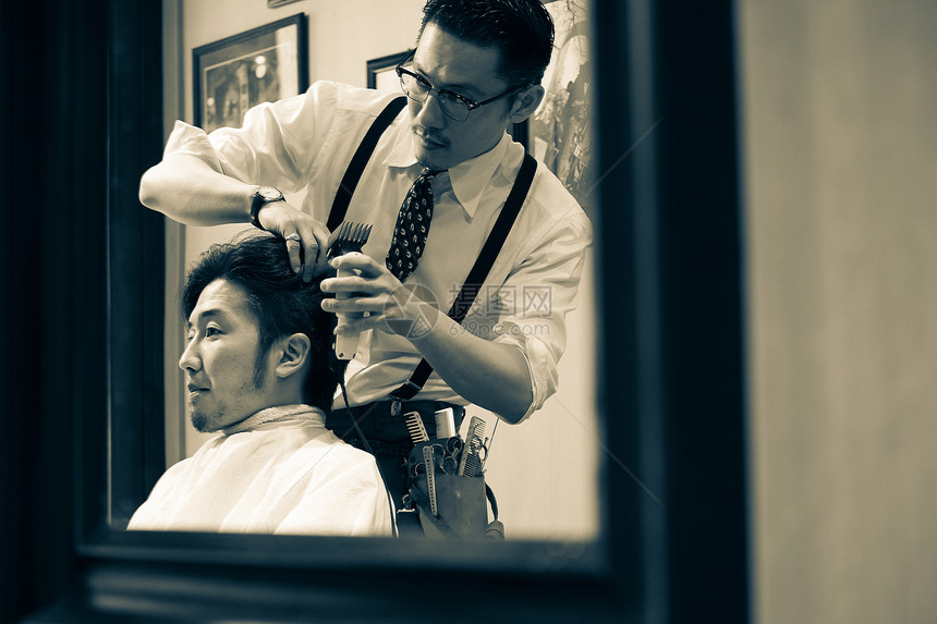 正在给客人剪头发的理发师图片