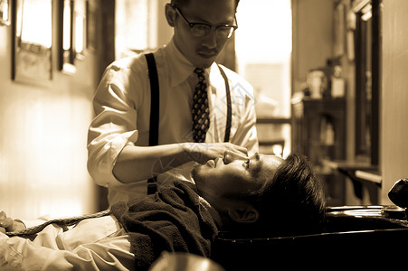 理发师刮男客人胡须图片