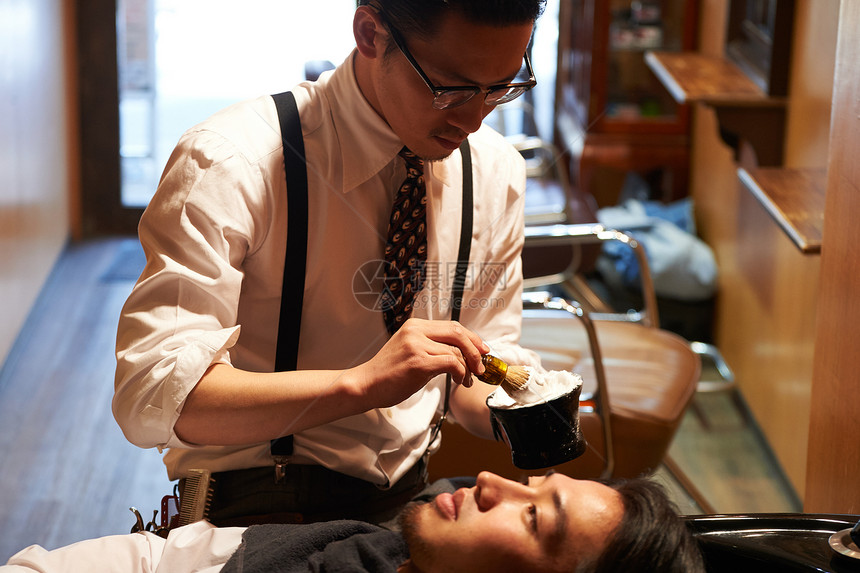 空白部分男人们30多岁剃须理发师刮男客人图片