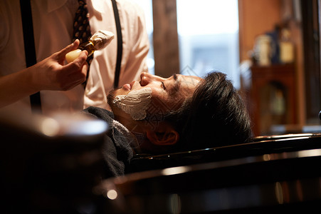 美发沙龙剃须理发师刮男客人图片