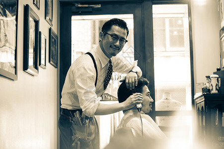 盛装打扮理发剪头发的男人图片