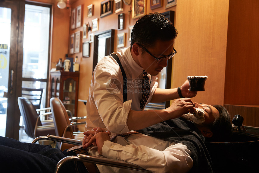 男人们人物眼镜男剃须理发师刮男客人图片