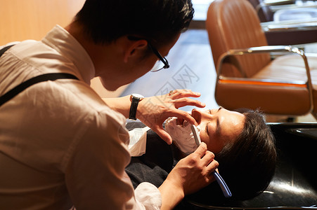 美发沙龙造型师流行理发师剃须图片