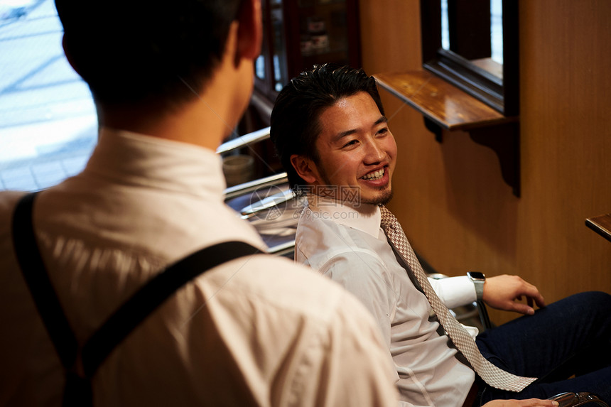 发廊理发师为男人提供理发剃须等服务图片