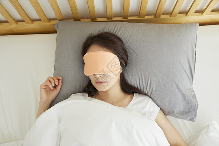 带着眼罩熟睡的居家女性图片