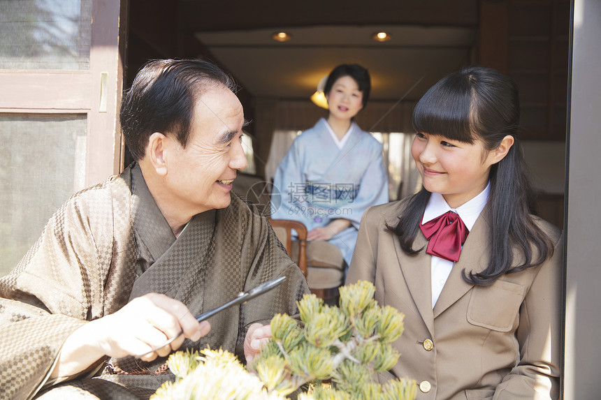 女儿出门上学和母亲告别图片