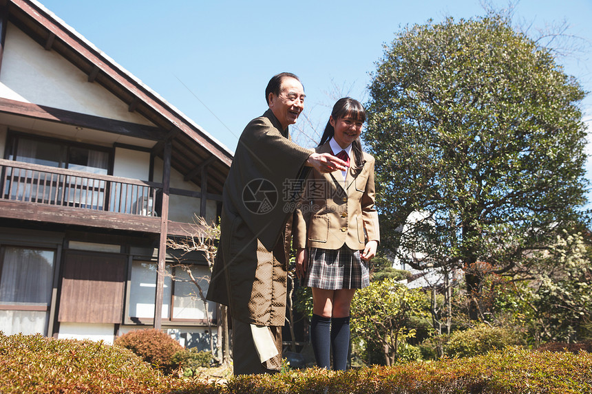 起居室男人们生活资料一个丰富的家庭花园图片