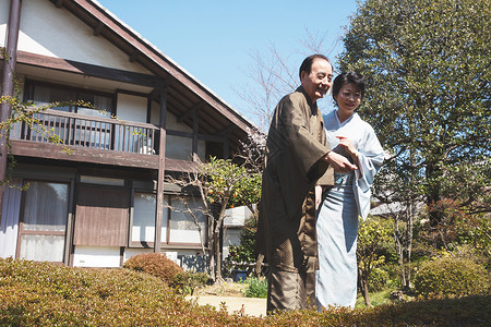 依偎在年代老人丰富的家庭住宅图片