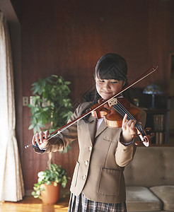 课程单人高中女生学习一把富裕的小提琴的女孩图片