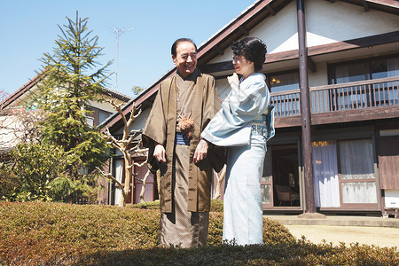 男人和妻子一起住在丰富的家庭住宅图片