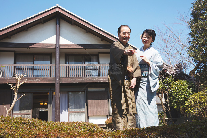 人物女生日本园林丰富的家庭住宅图片