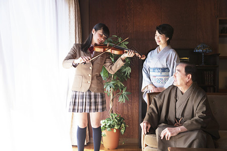 在家学习小提琴的女生高清图片