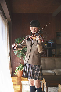 单人女士们住宅的学习丰富的小提琴的女孩图片