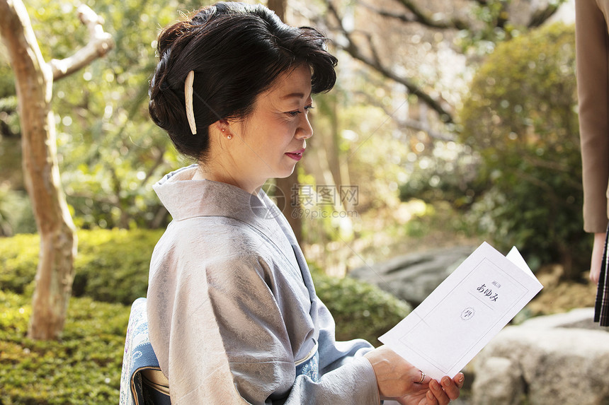 日本园林日本的宅邸轮廓丰富的和服的女人图片