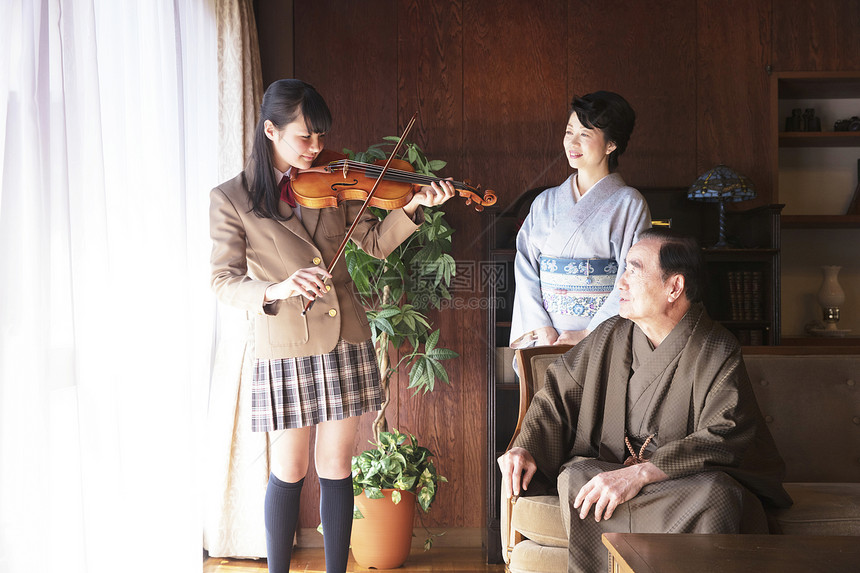 孙女人物客厅丰富的家庭小提琴表演图片