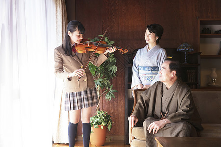 孙女人物客厅丰富的家庭小提琴表演背景图片