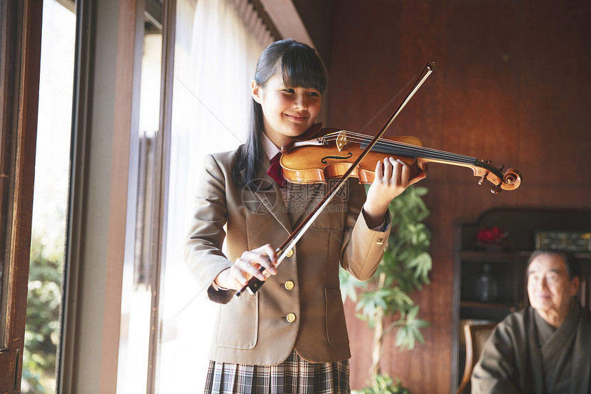 人物演奏学生学习丰富的小提琴的女孩图片