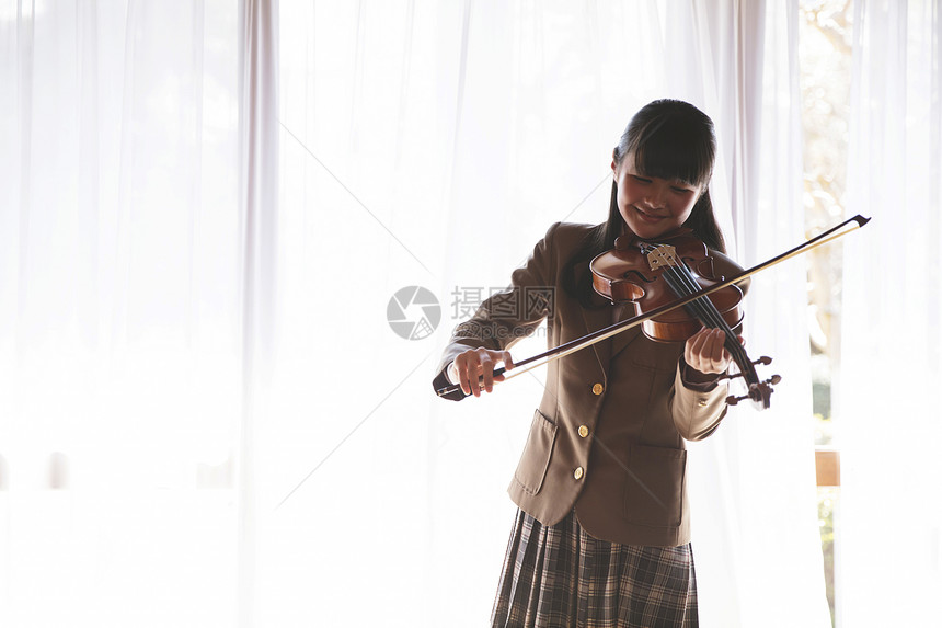 青春来自上流社会的年轻女士明亮学习丰富的小提琴的女孩图片