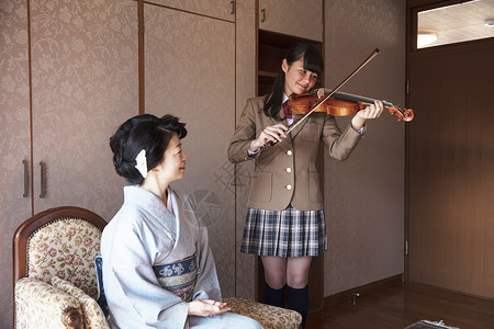 朋友客厅男丰富的家庭小提琴表演图片