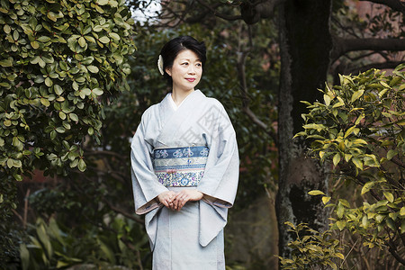 一个男人50多岁日式庭院丰富的和服的女人图片
