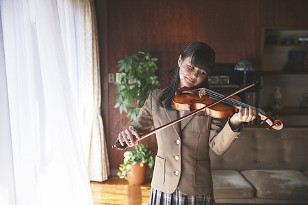 制服学生妹客厅青少年1个人学习丰富的小提琴的女孩背景