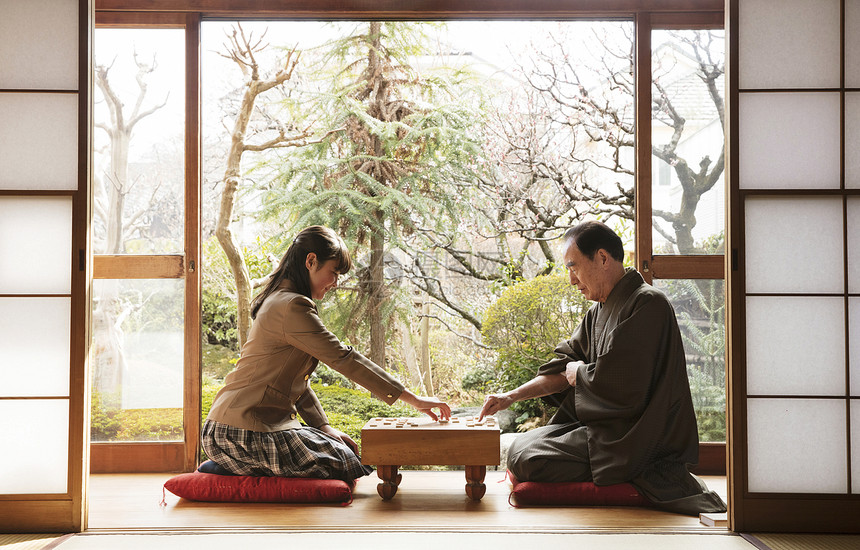 女儿和父母一起下围棋图片