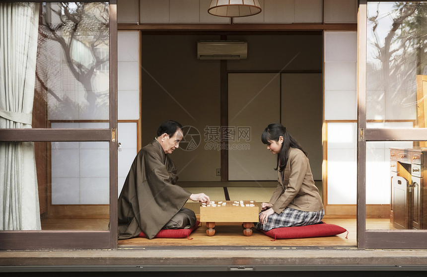 日式服装六十多岁起居室一个富裕的家庭shogi图片
