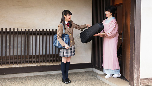 女日本的宅邸年轻人拯救富裕的家庭图片
