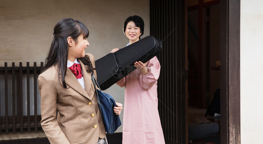 校服日式服装父母身份拯救富裕的家庭图片