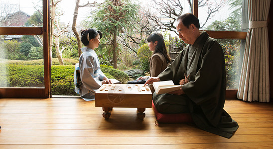 正在下棋的男人图片