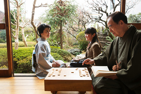 练习围棋的爷爷和家人在一起图片
