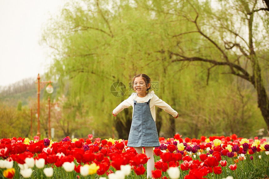 花圃里玩耍的小女孩图片