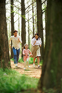公园里奔跑玩耍的家庭图片