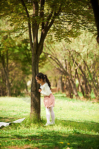 公园里玩耍的小女孩背景图片