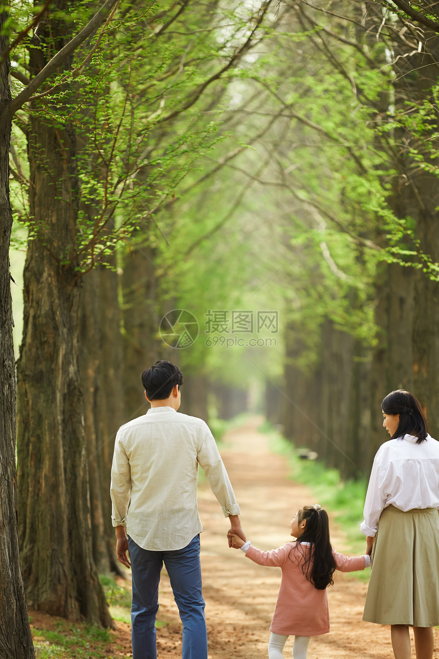 公园里散步游玩的幸福一家人图片