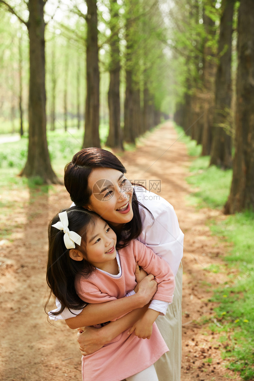 公园里游玩的女儿和母亲图片