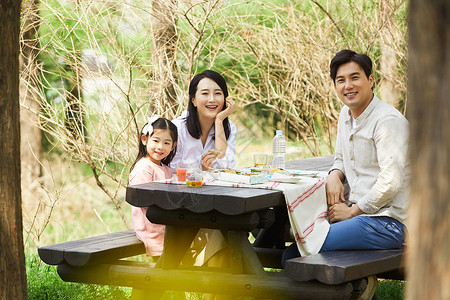 春日户外野餐的一家人图片