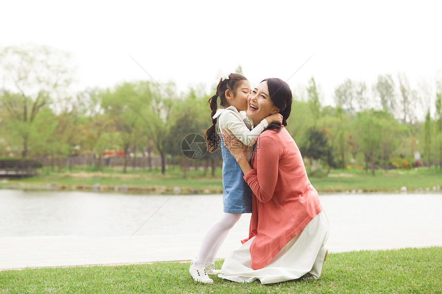 吻迷笛女孩公园里的女儿和母亲图片